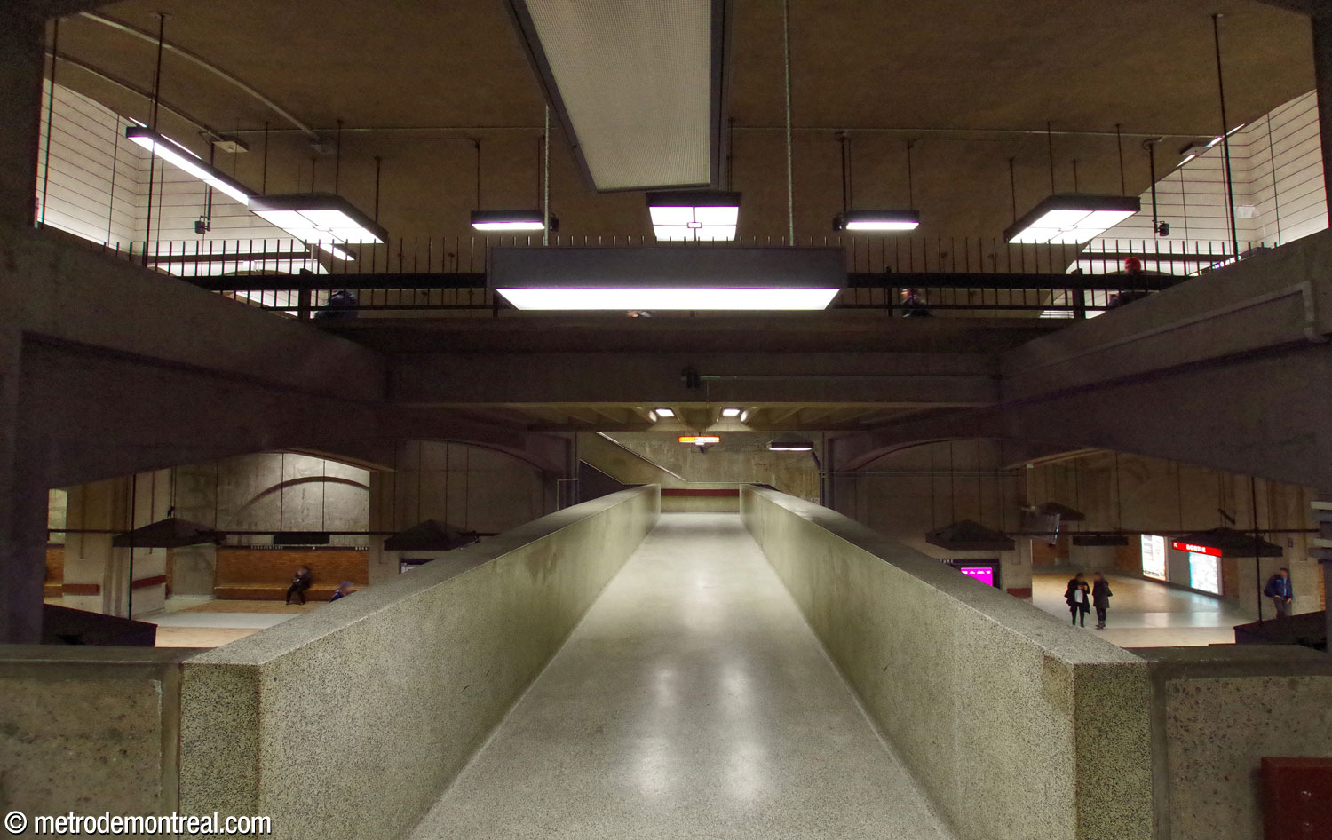 L'une des deux passerelles entre les escaliers vers les quais, permettant de changer de direction à l'intérieur de la zone de contrôle.