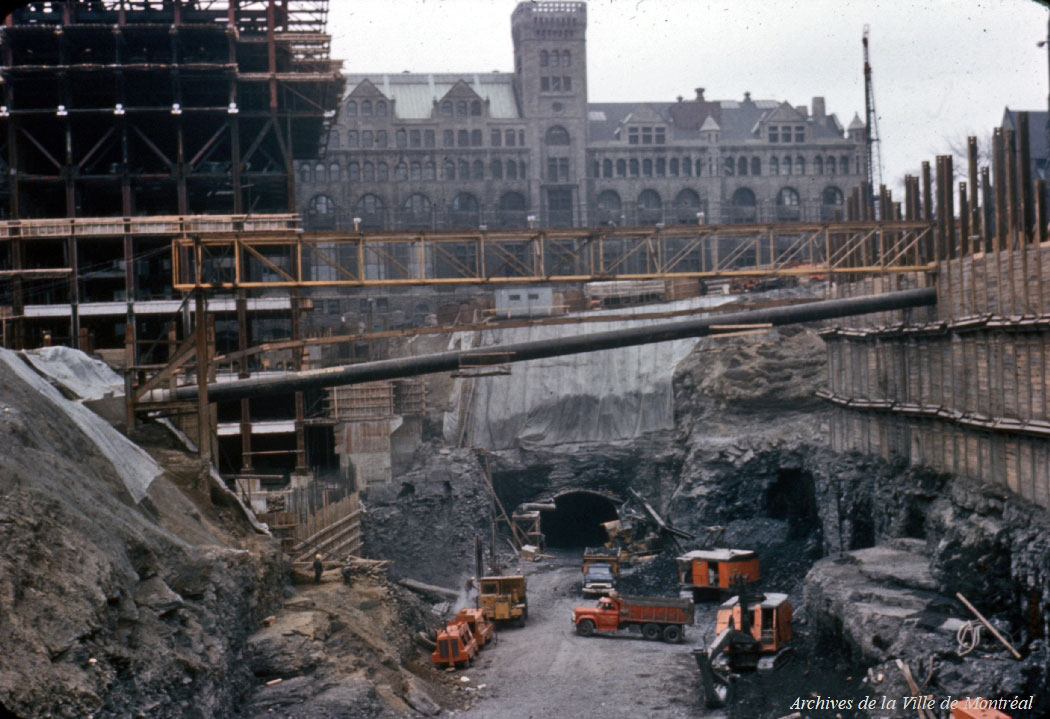 Vue dans l’excavation à ciel ouvert de la station durant sa construction.
