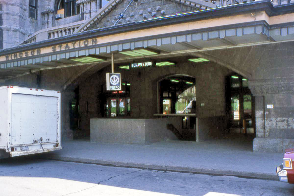 An earlier version of the Peel open-air entrance in front of Gare Windsor.