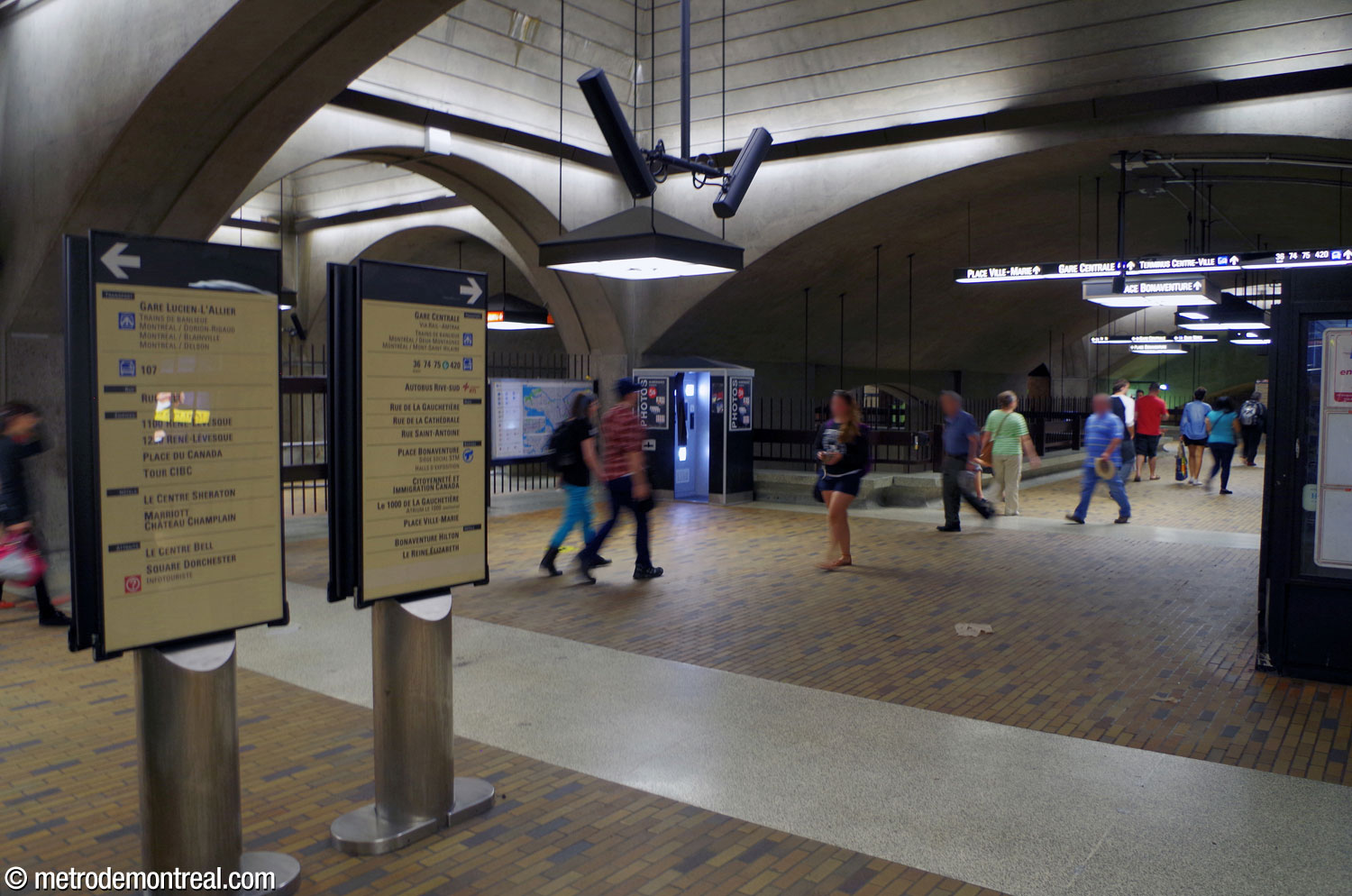 La station Bonaventure est avant tout une plaque tournante de la ville souterraine, au cœur de sa section sud. Au niveau mezzanine, un passage le long de l'axe central du volume de la station relie la billetterie aux différents accès. Ici, du côté est de la station, on rejoint la gare Centrale, la Place Bonaventure, le 1000 De La Gauchetière et le terminus d'autobus Centre-Ville, ainsi que la sortie de la Cathédrale. Des stèles directionnelles et de la signalisation suspendue dirigent les usagers.