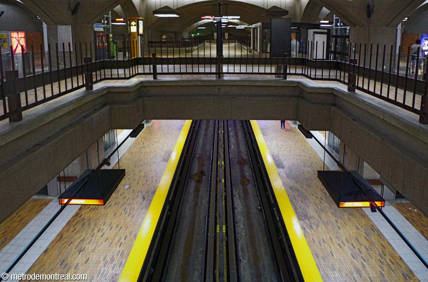Une percée visuelle imposante au centre de la mezzanine offre des perspectives en plongée sur les quais et les voies.