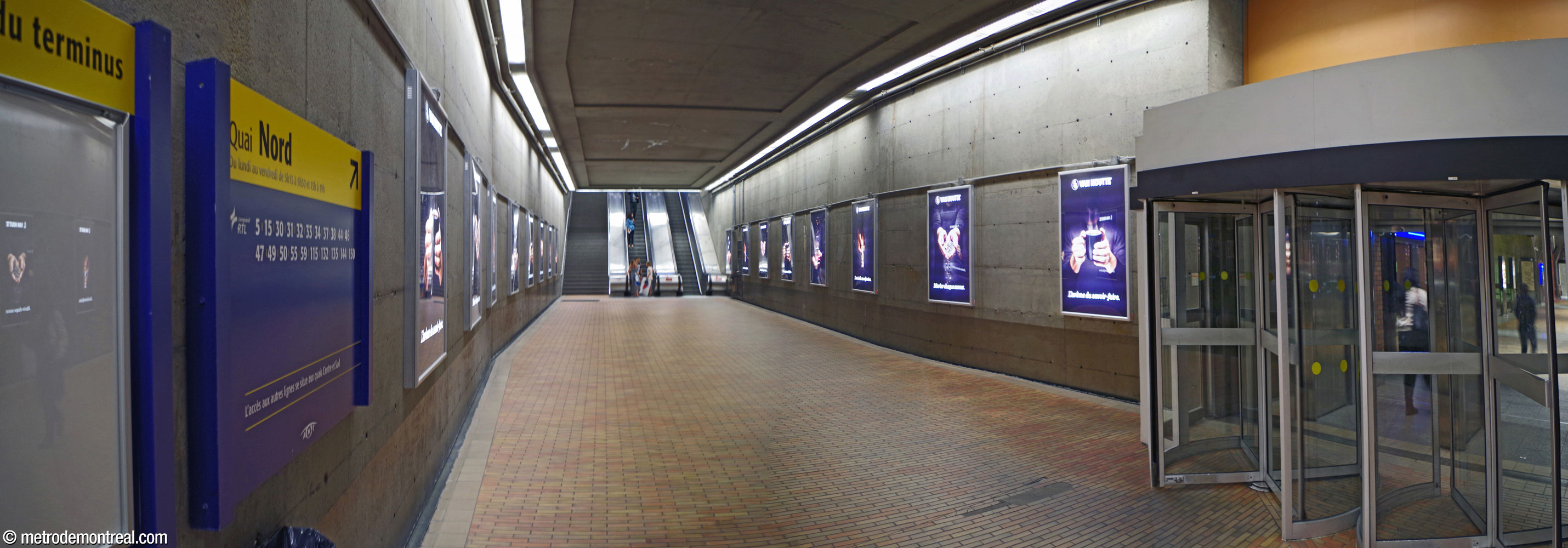 Un passage relie la mezzanine (à droite, à travers les portes tournantes) aux liens de la ville souterraine vers le 1000 De La Gauchetière, le quai nord du terminus Centre-Ville, la gare Centrale et la Place Bonaventure.