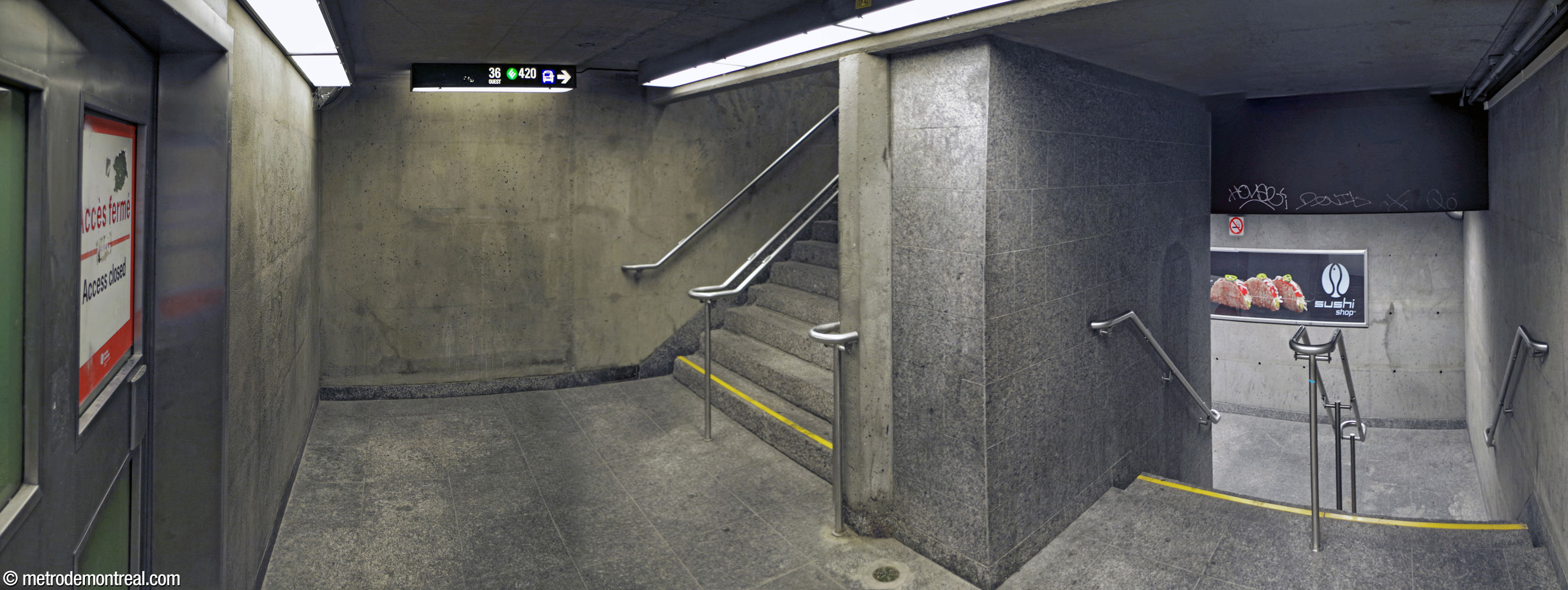 Un palier de l'escalier recroquevillé en béton brut vers la sortie de la Cathédrale.