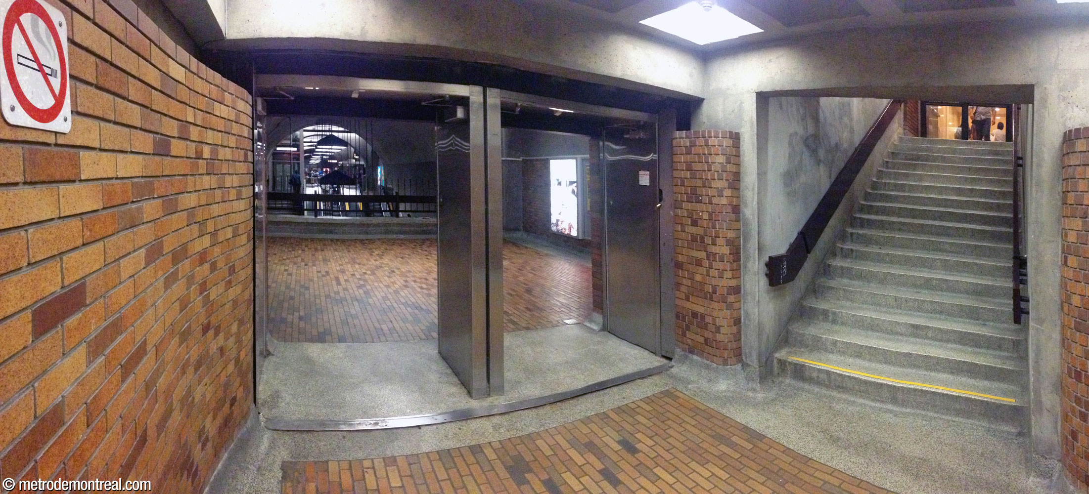 Intérieur de l’accès vers l'édifice Place du Canada et le Château Champlain. Les escaliers montent vers un ascenseur.