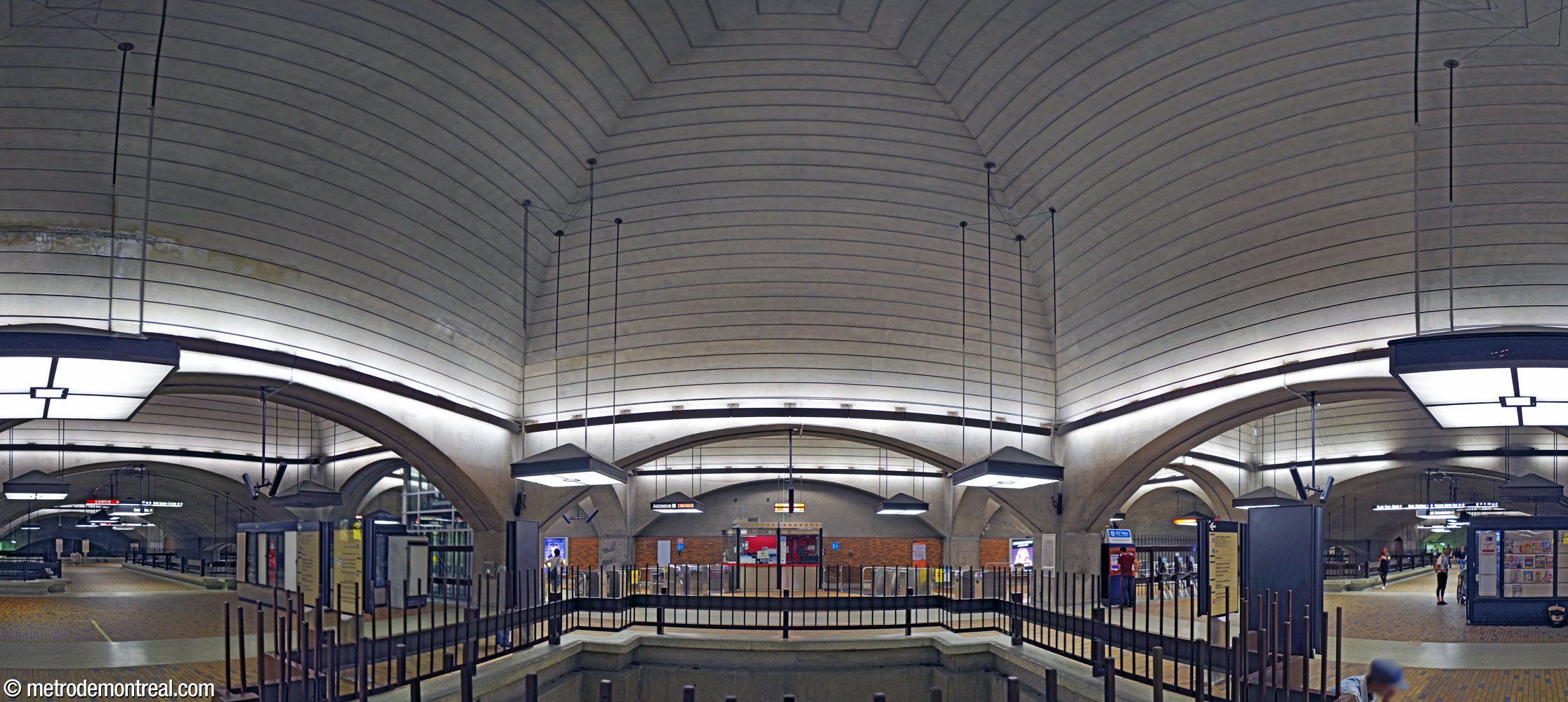 La salle de contrôle de la station est située au centre de sa mezzanine et de sa structure voûtée. Au fond on voit les tourniquets qui donnent accès au quai Côte-Vertu; en avant-plan, une percée visuelle donne sur les quais et les voies. Les voûtes qui s'élancent à gauche et à droite accueillent des passages vers les différents accès de la station. Les travées formées par l’intersection des voûtes sont couronnées par d'impressionnantes coupoles.