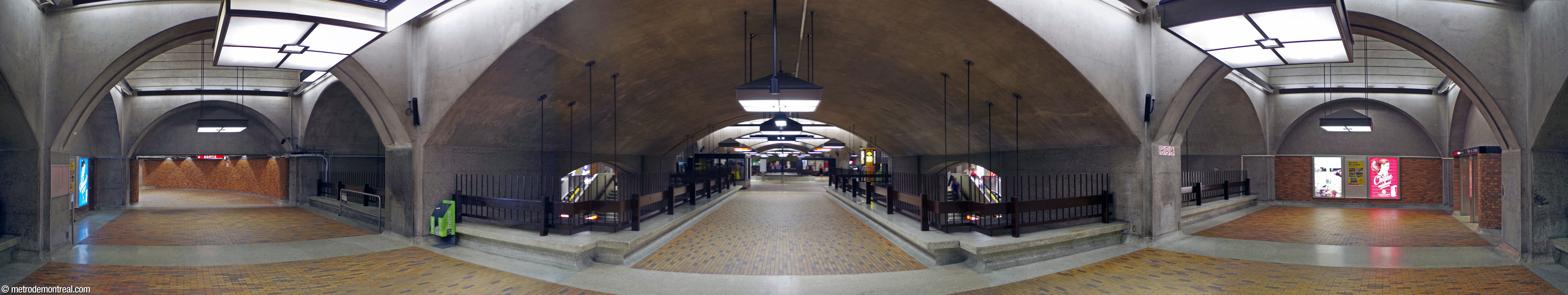Panorama de la voûte transversale ouest, avec les liens vers l'édifice Place du Canada et le Château Champlain (droite) et vers la sortie Peel (gauche). La voûte centrale accueille un passage vers la salle de contrôle au centre de la station, puis vers les liens de la ville souterraine à l'autre extrémité.