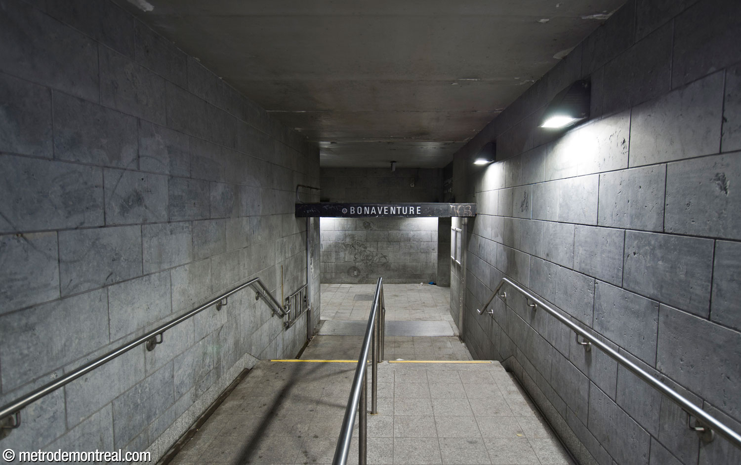 Le sous-sol plutôt glauque de l'entrée à ciel ouvert Peel, à côté de l'édifice Gare Windsor.