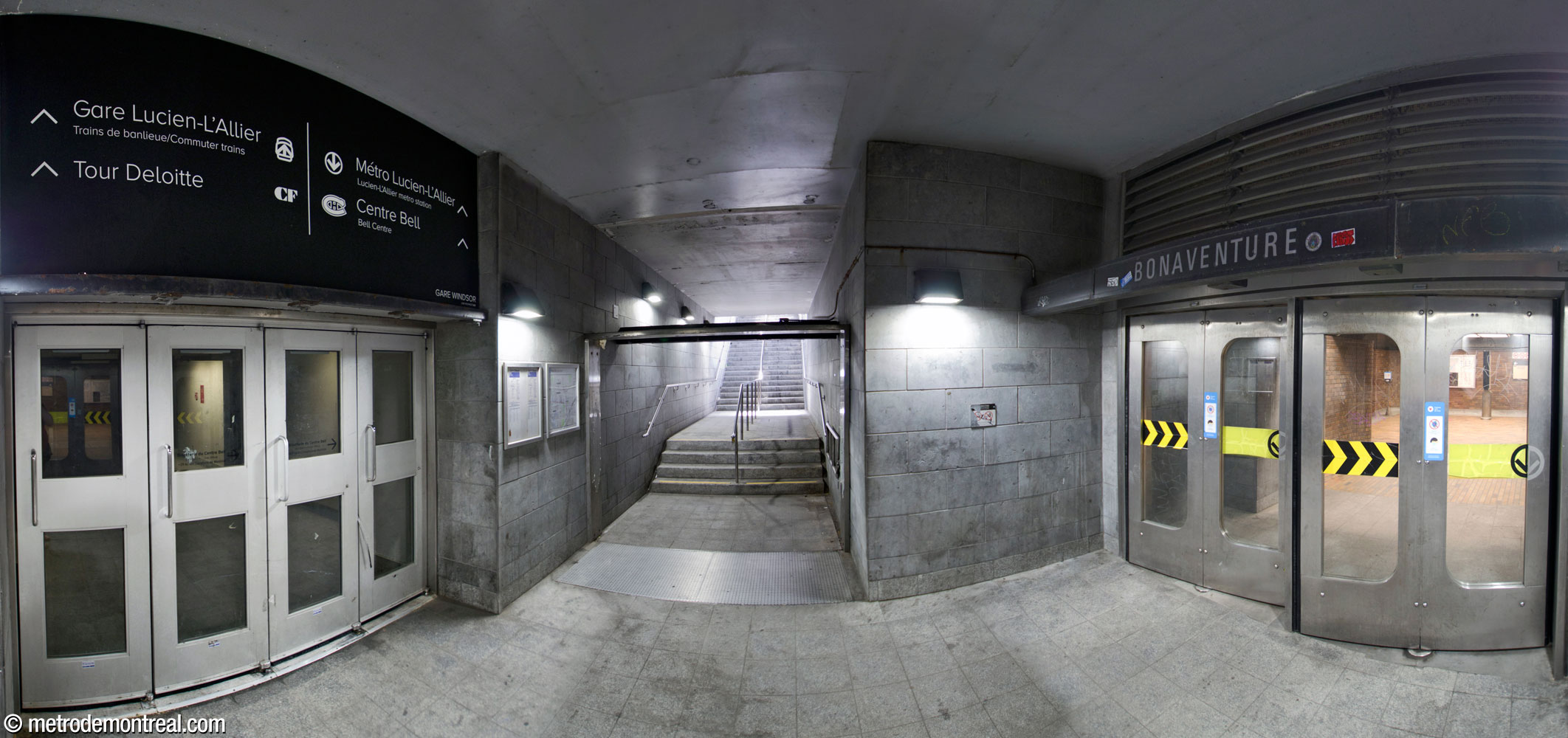 Le sous-sol de l'accès Peel. Au centre, les escaliers à ciel ouvert vers la surface. À droite, le corridor vers la station. À gauche, l'accès vers l'historique édifice Gare Windsor, le Centre Bell et la suite de la ville souterraine.