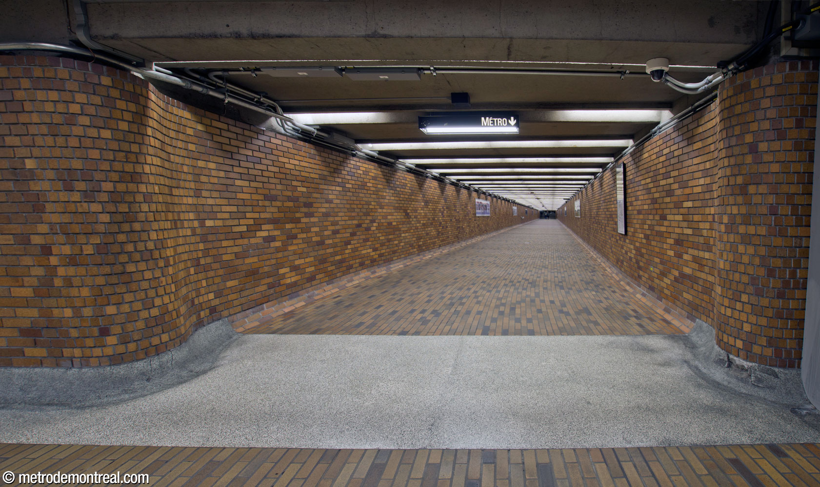 Le long corridor en pente entre la station et la Place Bonaventure. Ce lien faisait partie de la station dès ses débuts, mais avait été partiellement supplanté par le lien adjacent avec la gare Centrale et le 1000 De La Gauchetière, qui rejoint également la Place Bonaventure. Il a depuis retrouvé une fonction comme lien plus direct à la station Gare Centrale du REM.