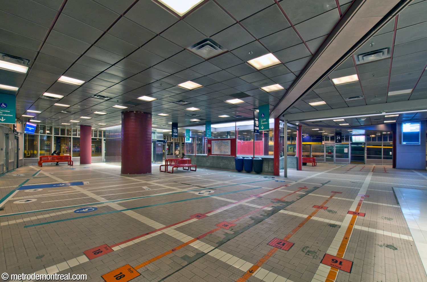 Le quai central du terminus Centre-Ville, dans le basilaire de la tour de bureaux Le 1000 De La Gauchetière. Le parcours en ascenseur entre la surface et la station de métro passe par cet espace; l'ascenseur qui descend vers le niveau mezzanine de la station est visible au fond au centre gauche. Les escaliers au centre droit rejoignent également la station.