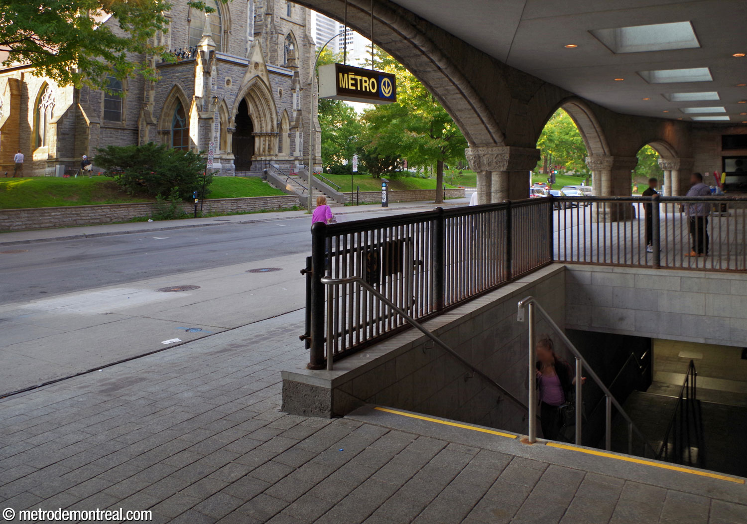 L'accès Peel est une bouche à ciel ouvert située sous le portique de l'ancienne gare Windsor, sur l'avenue des Canadiens-de-Montréal.