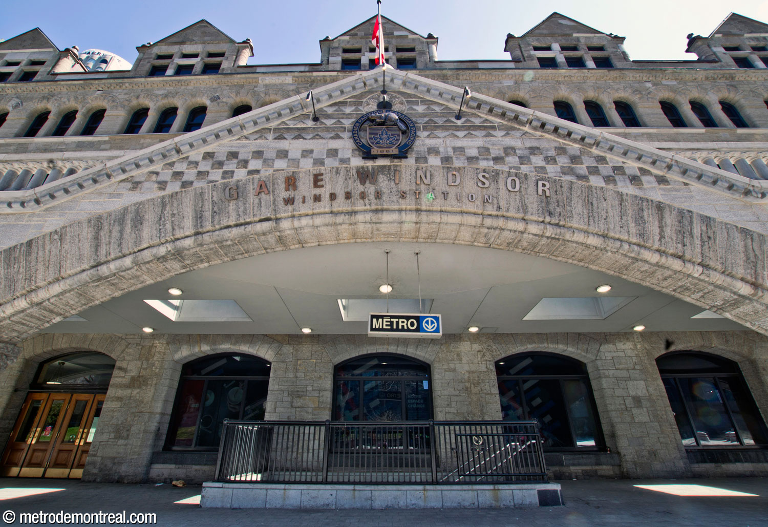 L'accès à ciel ouvert Peel est encadré par l'impressionnante architecture néoromane de l'historique édifice Gare Windsor.