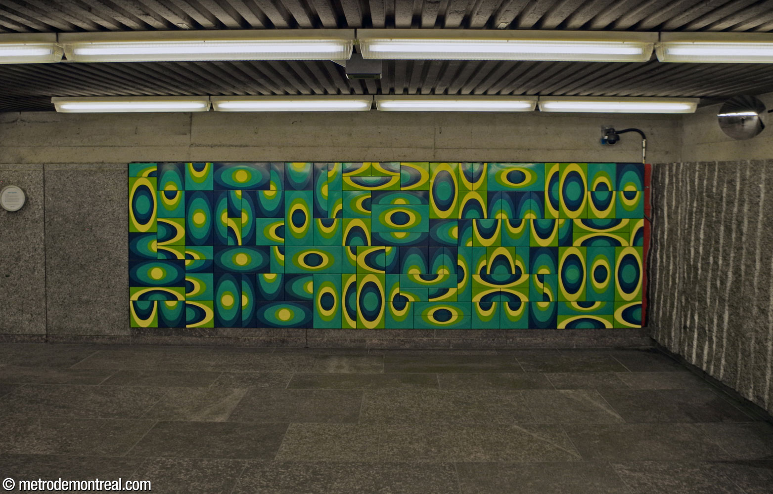 The mural by Jean Cartier, in tones of blue and green, located at the foot of the escalators to the north headhouse.