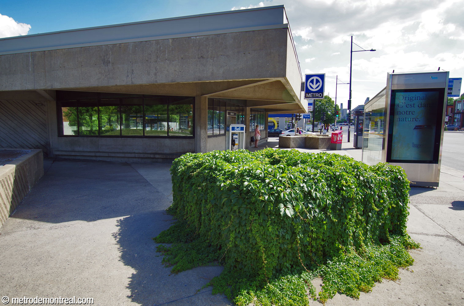 Exterior of the Sherbrooke Sud headhouse. The space in front of the headhouses is embellished with square concrete planters, set at a 45-degree angle to match the roof coffers.