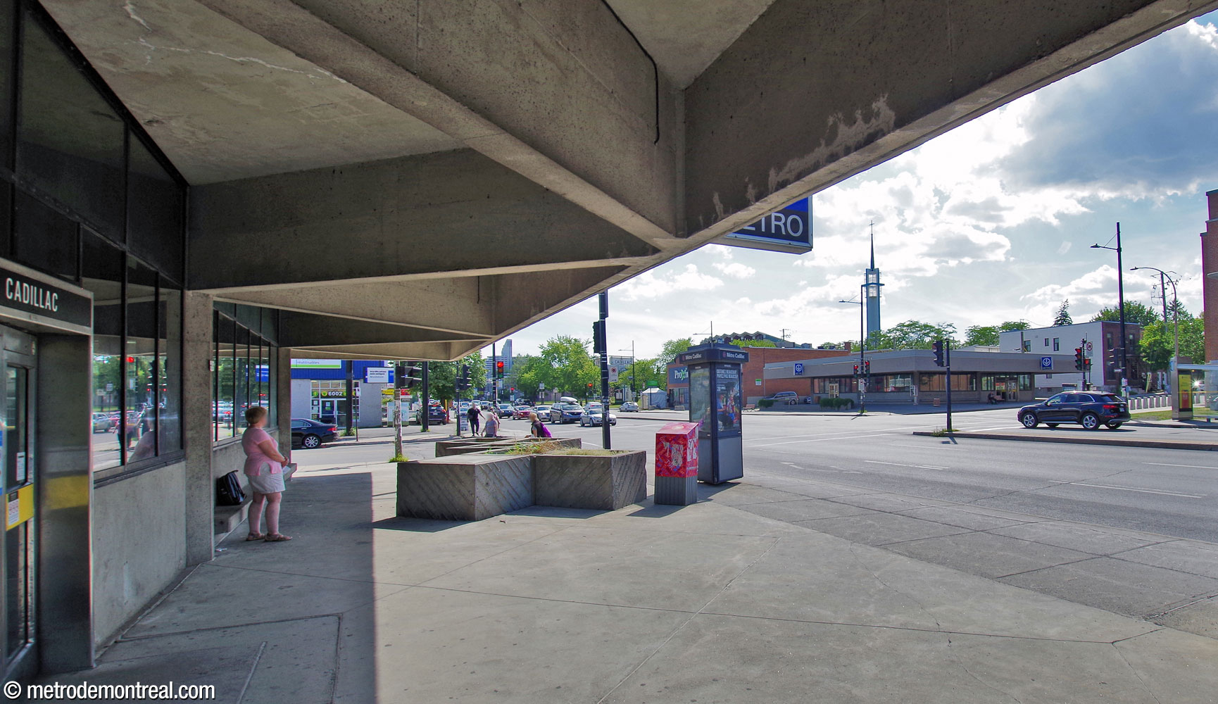 View across the intersection, looking from outside the south headhouse to the north one. The diamond-shaped coffers of the roof are seen in its overhang.