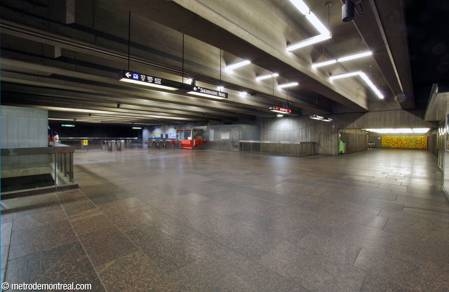 Oblique view of the ticket hall mezzanine. The passage to the south headhouse, with a mural by Jean Cartier, is at right.