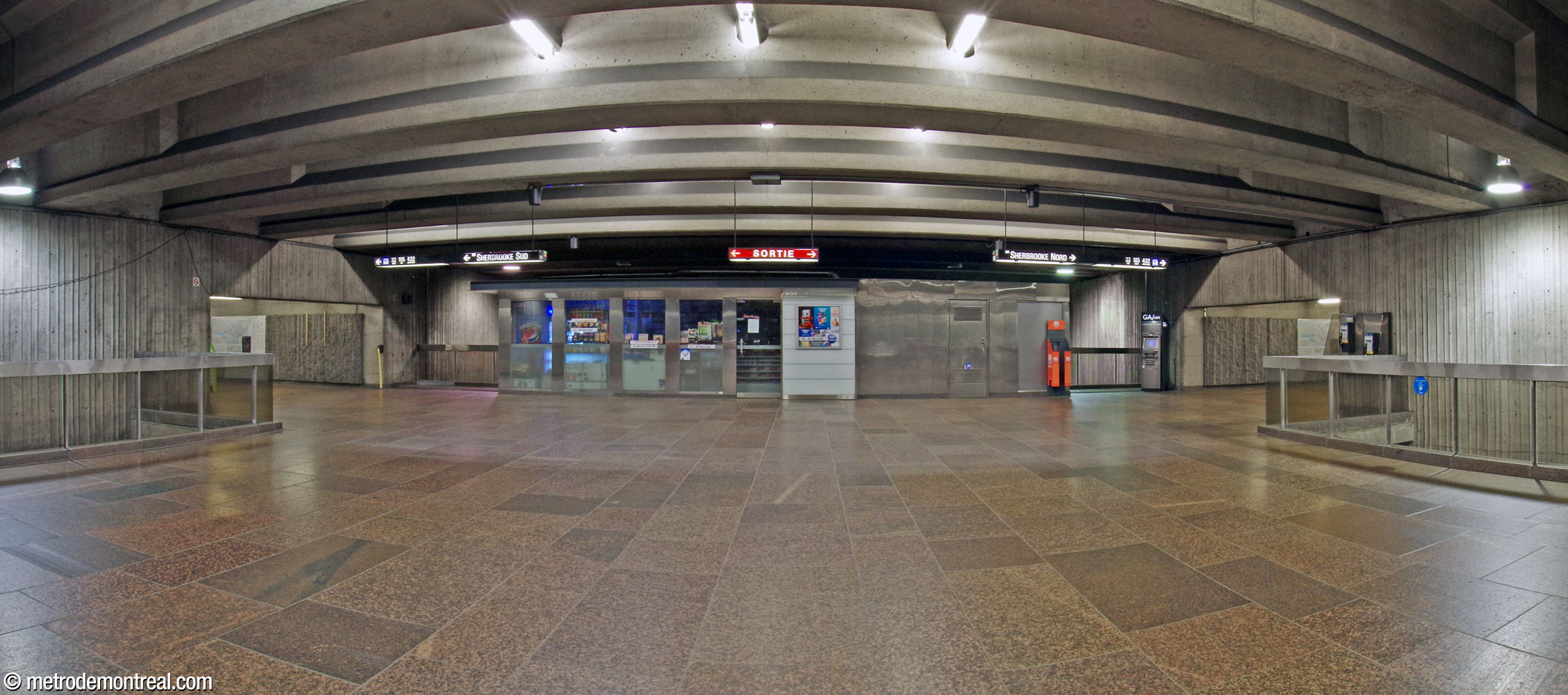 Rear view of the mezzanine. The parapets visible here offer small openings onto the platforms below. Passages to the south (left) and north (right) headhouses branch off symmetrically.