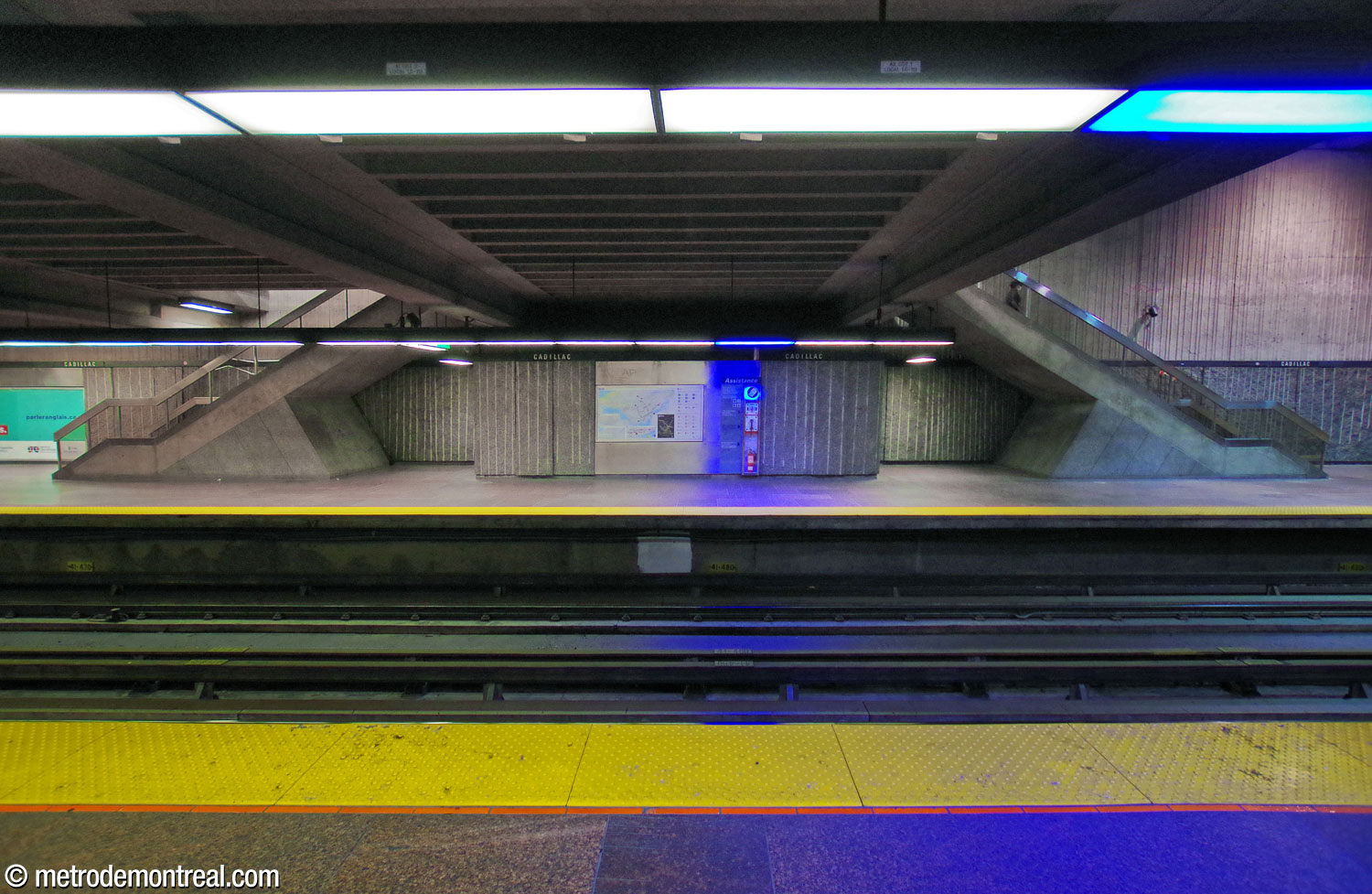 View of the symmetrically arranged stairs connecting the Angrignon platform with the mezzanine, with their imposing triangular feet.