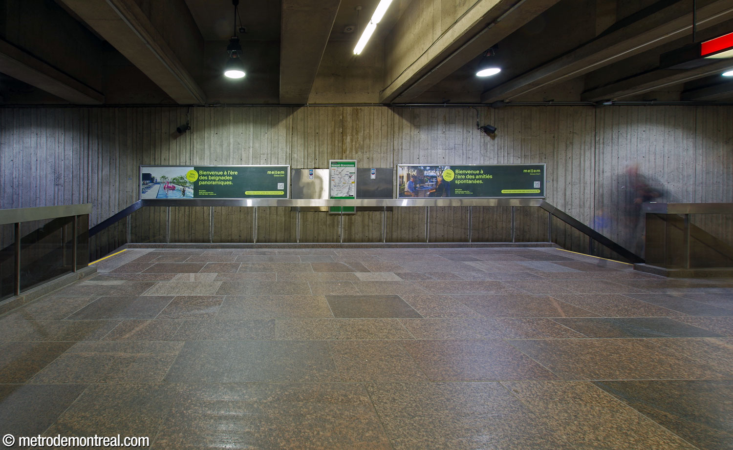 The head of the stairs between the Honoré-Beaugrand platform and the mezzanine.