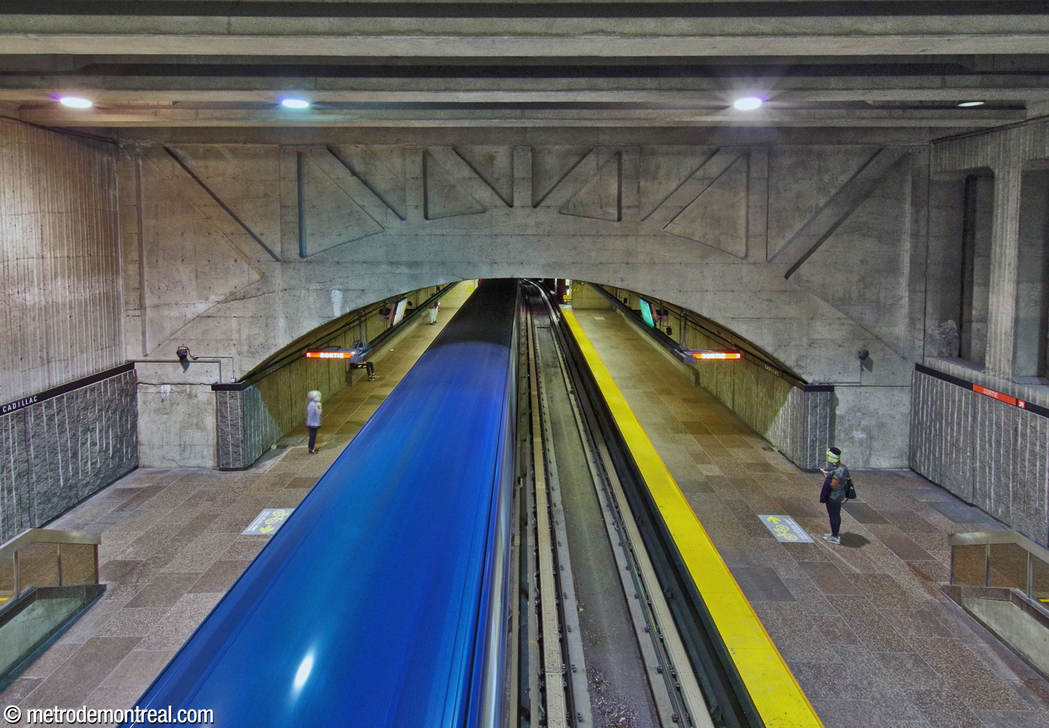 View of the main volume over the platforms, seen from the parapet at the end of the mezzanine. The spandrel wall over the vault features pilaster-like linear projections whose shapes suggest a structural frame.