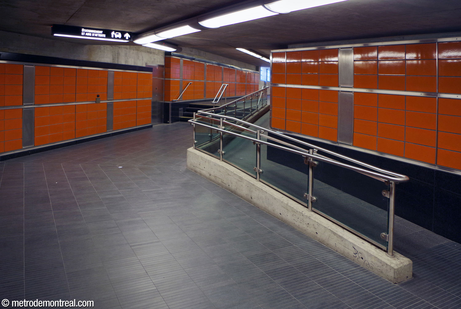 Un tronçon du tunnel vers l'édicule secondaire. Bien que cet accès ne dispose pas d'un ascenseur qui le rendrait accessible en fauteuil roulant, une rampe a été prévue.