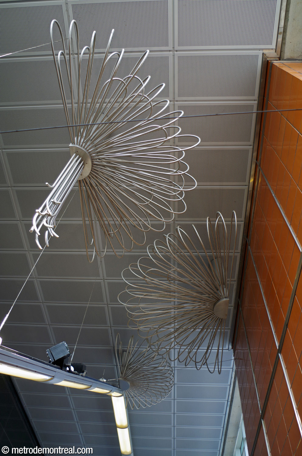 L'ensemble sculptural Dessins suspendus d'Yvon Proulx dans l'édicule Cartier, vu d'en dessous.