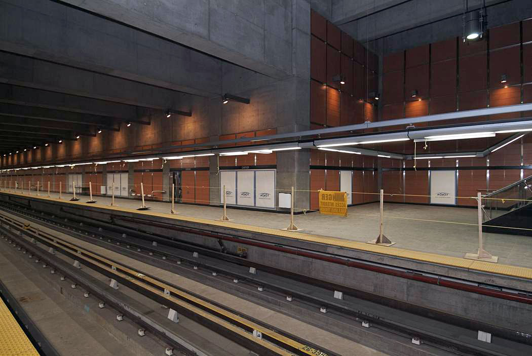 Les quais juste avant l'inauguration de la station. Les lentilles bleues des projecteurs ont été enlevées.
