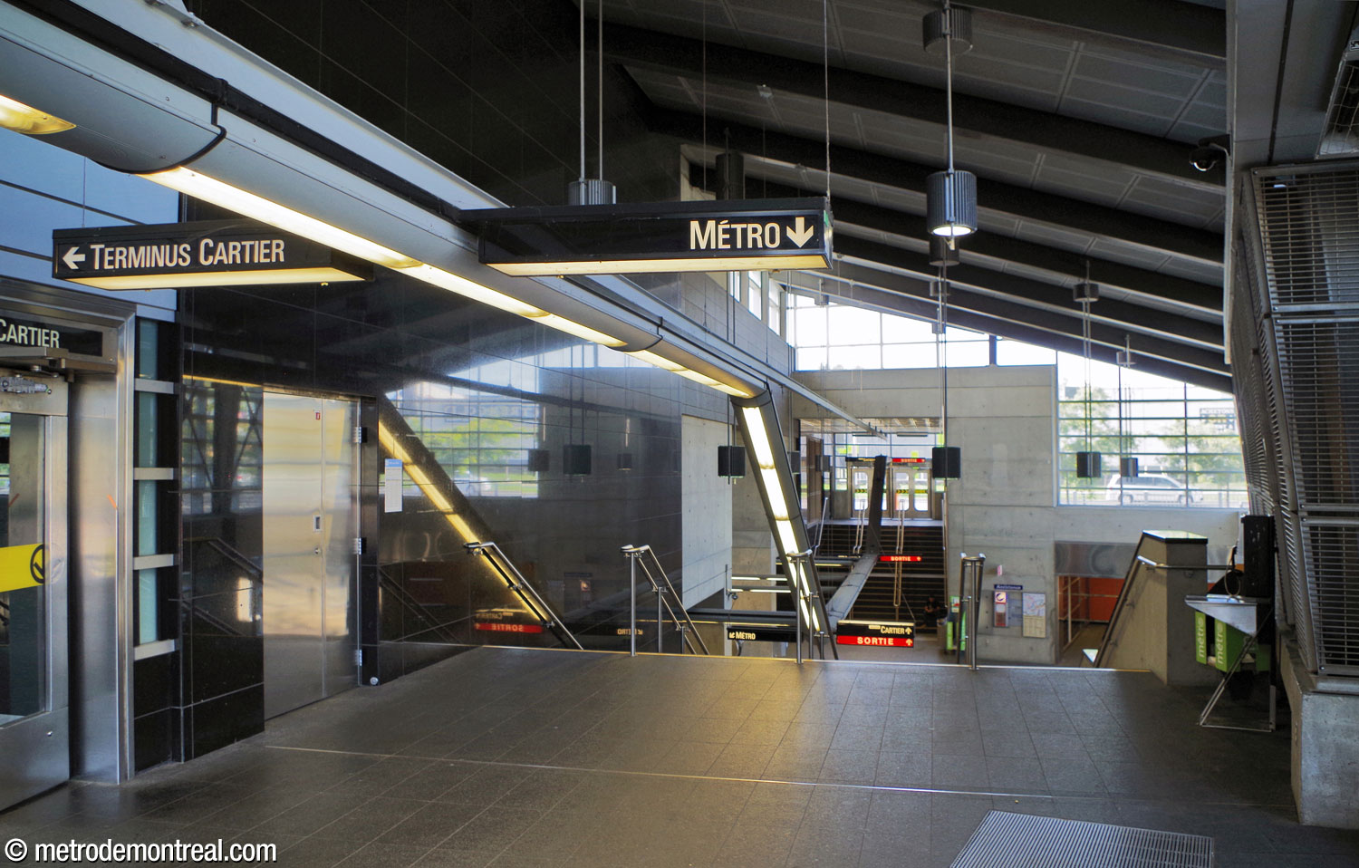 Vue à partir du palier à l'entrée sud de l'édicule principal vers l'atrium central surbaissé. L'entrée du terminus d'autobus est à gauche.