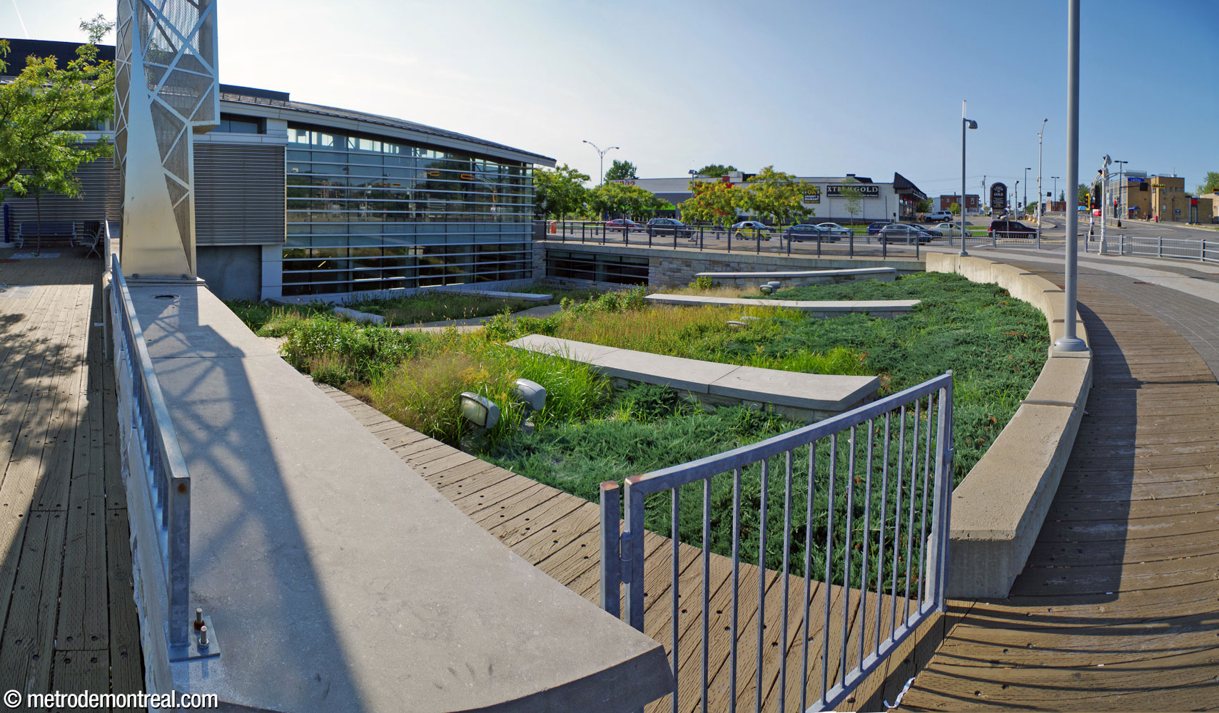 Le jardin au coin nord-est du complexe de la station fait descendre la surface jusqu'au niveau de l'atrium surbaissé, éclairant l'intérieur tout en humanisant l'extérieur. La base de la sculpture L'Homme est un roseau pensant III de Jacek Jarnuszkiewicz est juchée sur le muret en béton à gauche.