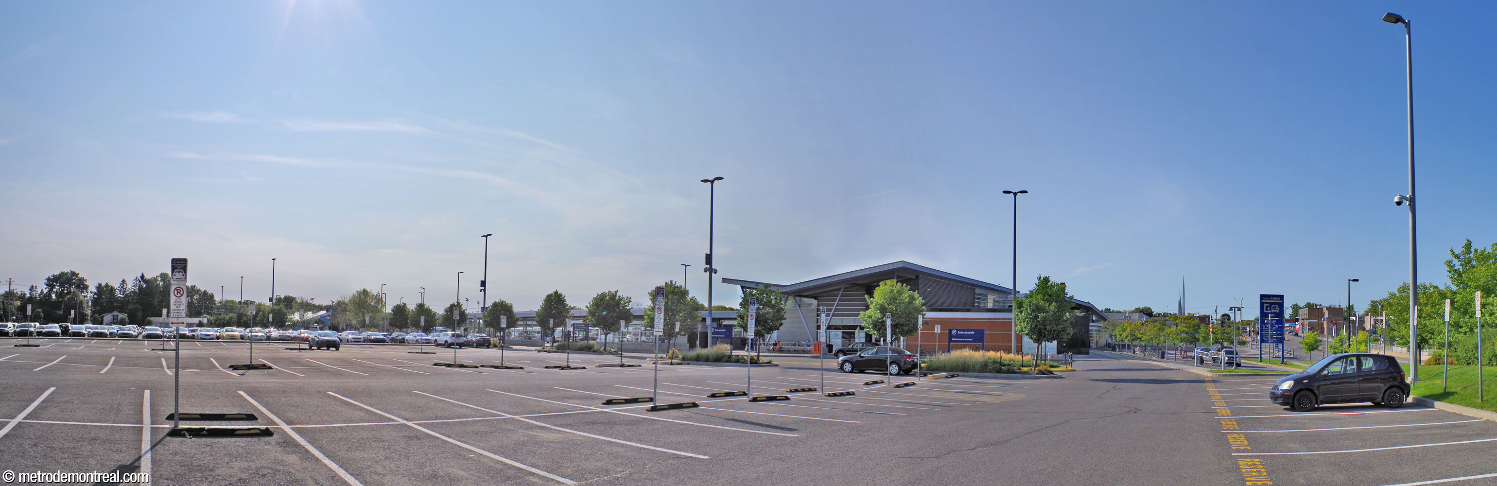 Le stationnement de 465 cases au sud de l'édicule (centre).