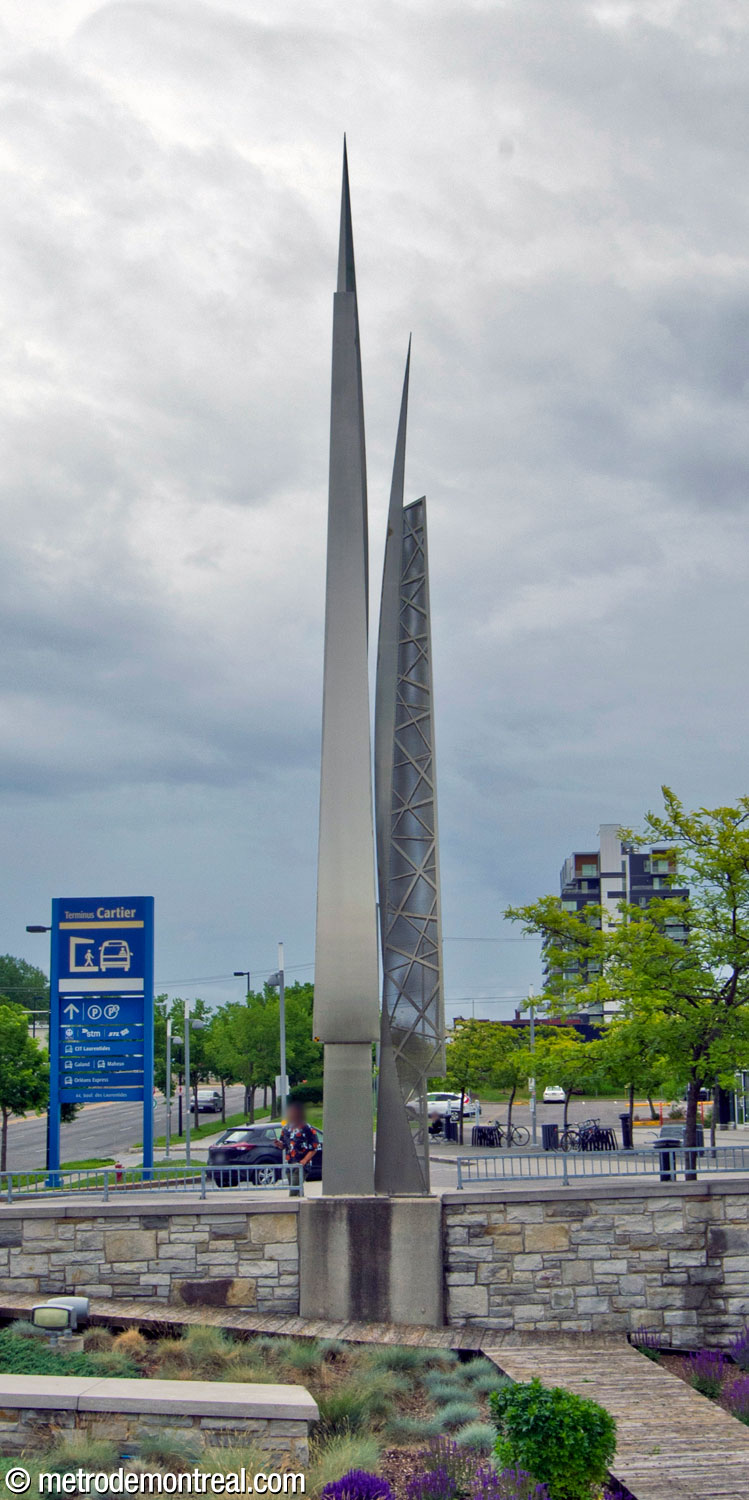 La sculpture L'Homme est un roseau pensant III de Jacek Jarnuszkiewicz.