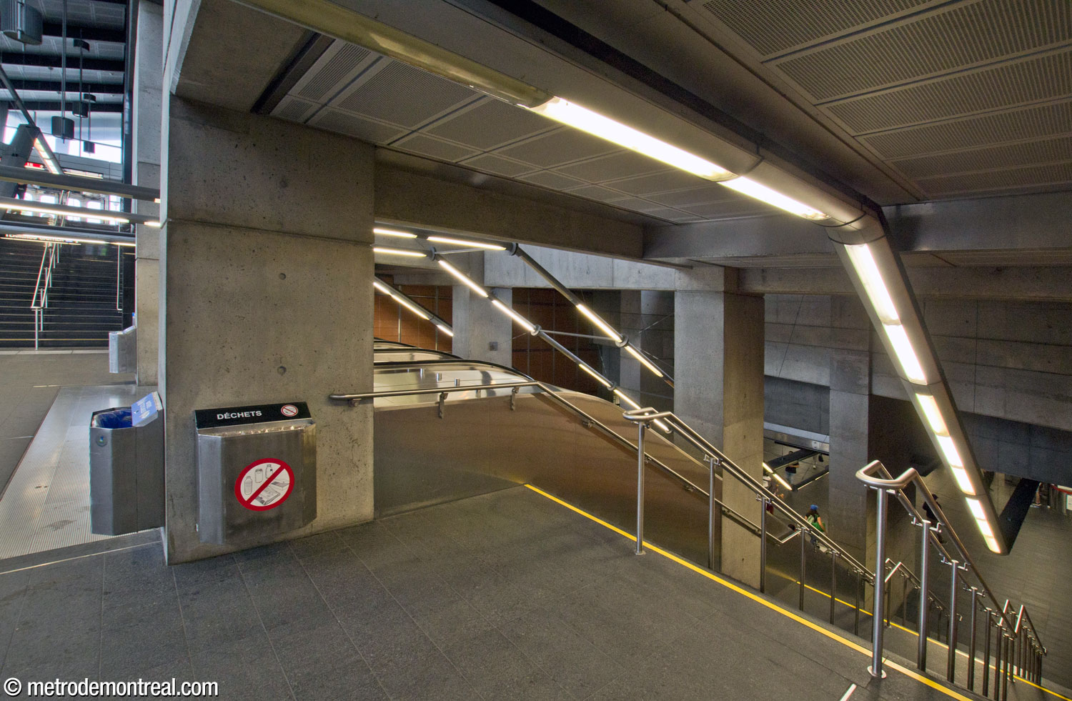 Vue oblique des escaliers entre l'édicule et la salle de contrôle.