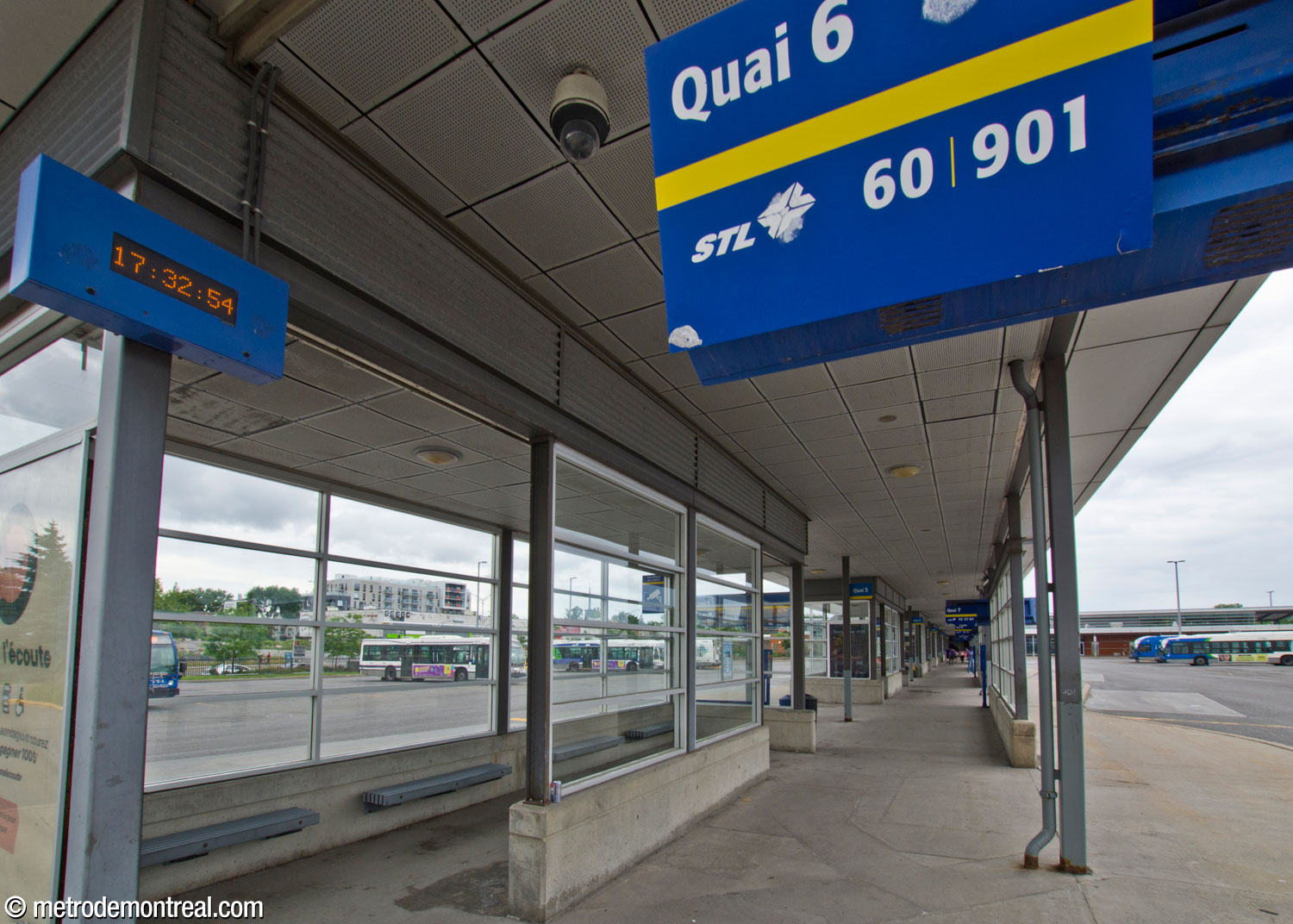 La jetée principale (nord) du terminus d'autobus offre une marquise en béton, acier et verre pour protéger les aires d'attente et les trottoirs, avec des abris partiellement enfermés près des arrêts.