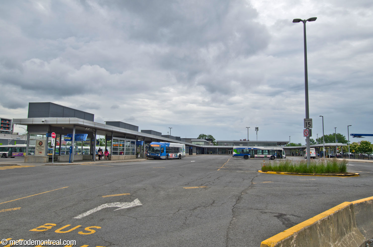 Vue des deux jetées du terminus d'autobus à partir de l'ouest. La jetée principale (nord) est à droite.