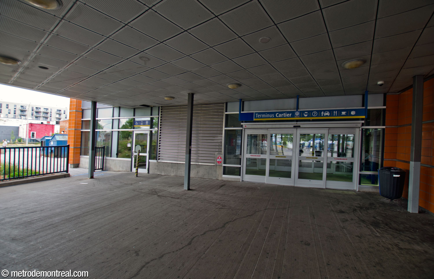 Entrée de la partie intérieure du terminus d'autobus à partir des jetées extérieures. À gauche, une entrée indépendante accède à l'ascenseur vers le niveau de la billetterie du métro.