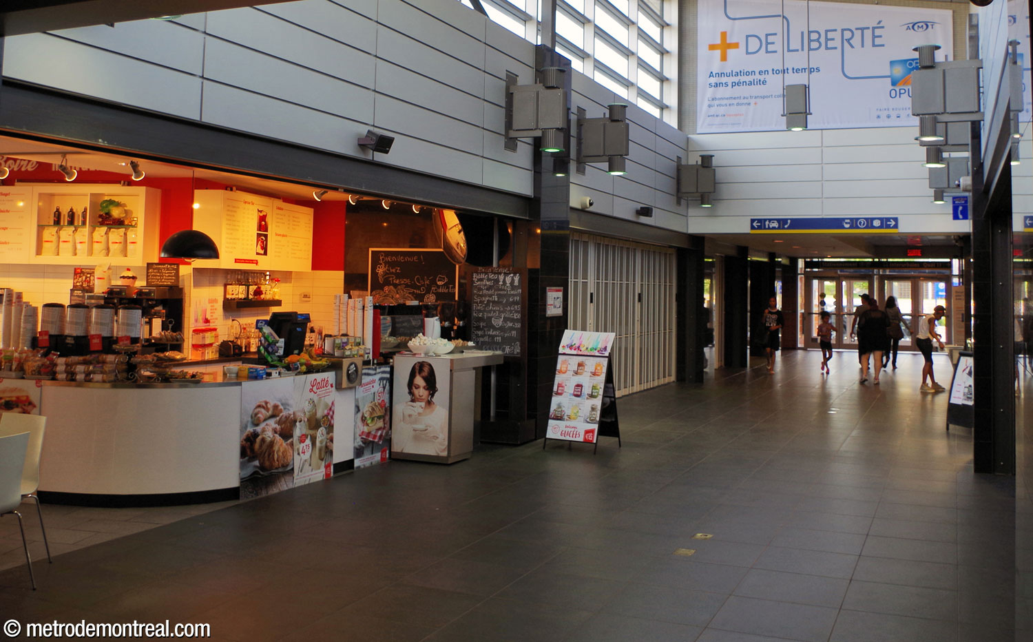 Le corridor de l'aile sud du terminus d'autobus à l'intérieur de l'édicule principal. Ce secteur, éclairé par des claires-voies, permet surtout d'accéder au stationnement; il accueille également des locaux commerciaux, une billetterie d'autobus et une aire d'attente pour les autobus interurbains qui s'arrêtent à cette station.