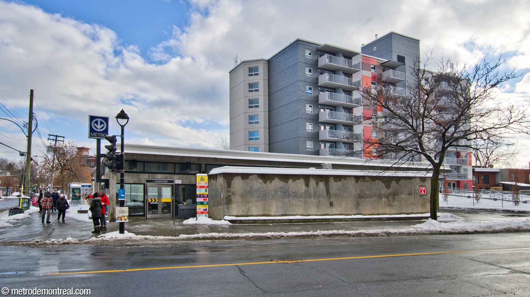 The headhouse seen from across Rue du Centre. The main exit is located on the north façade, at the northeast corner of the building.