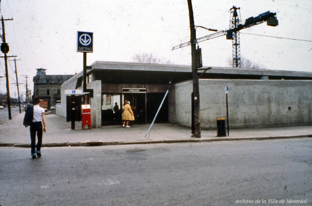 The station's headhouse before the construction of the adjacent social housing tower.