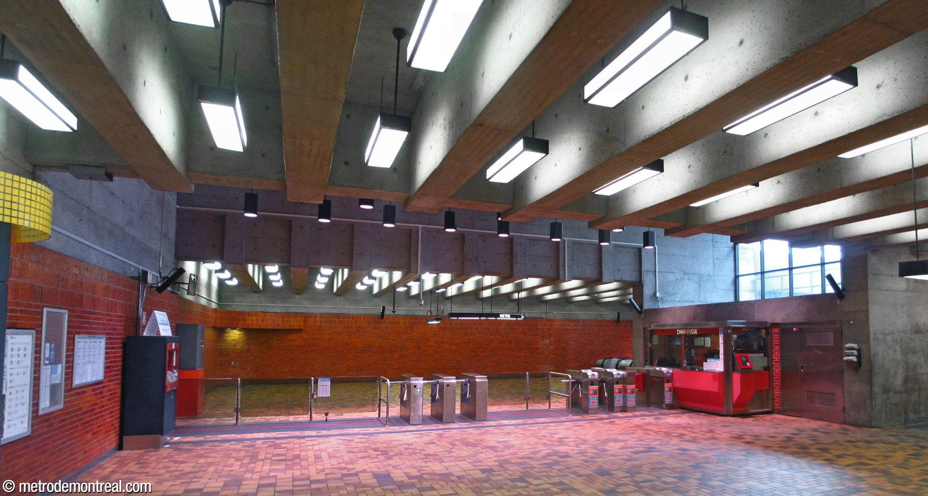 The broad ticket hall, at an intermediate level between the two main stairwells. Note the raised ceiling at the centre, allowing illumination from the light shaft window above the booth.