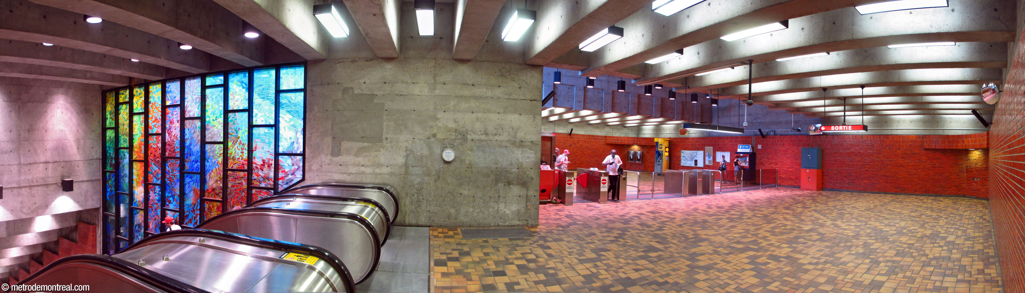 The ticket hall seen from the top of the lower stairwell, with Nicola Corrado, a stained glass window by Mario Merola and Pierre Osterrath.
