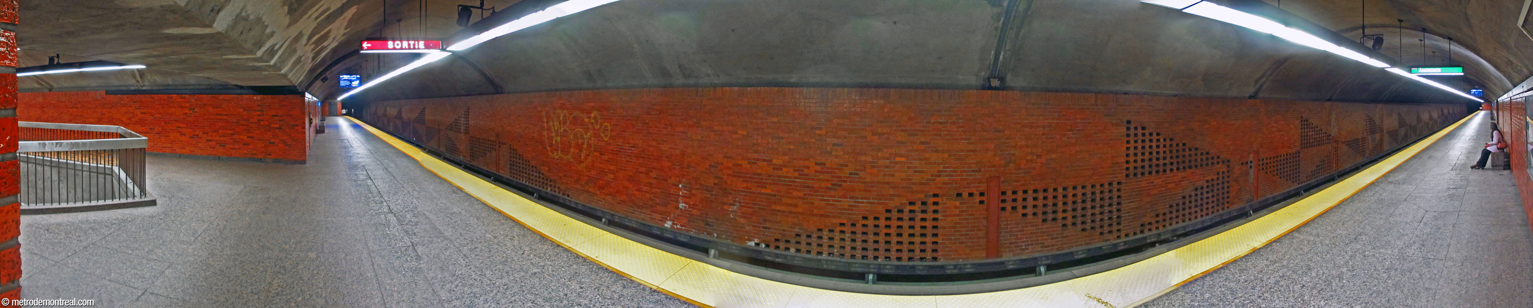 Panorama of the Angrignon platform; the vaulted ceiling shows that this is the upper platform.