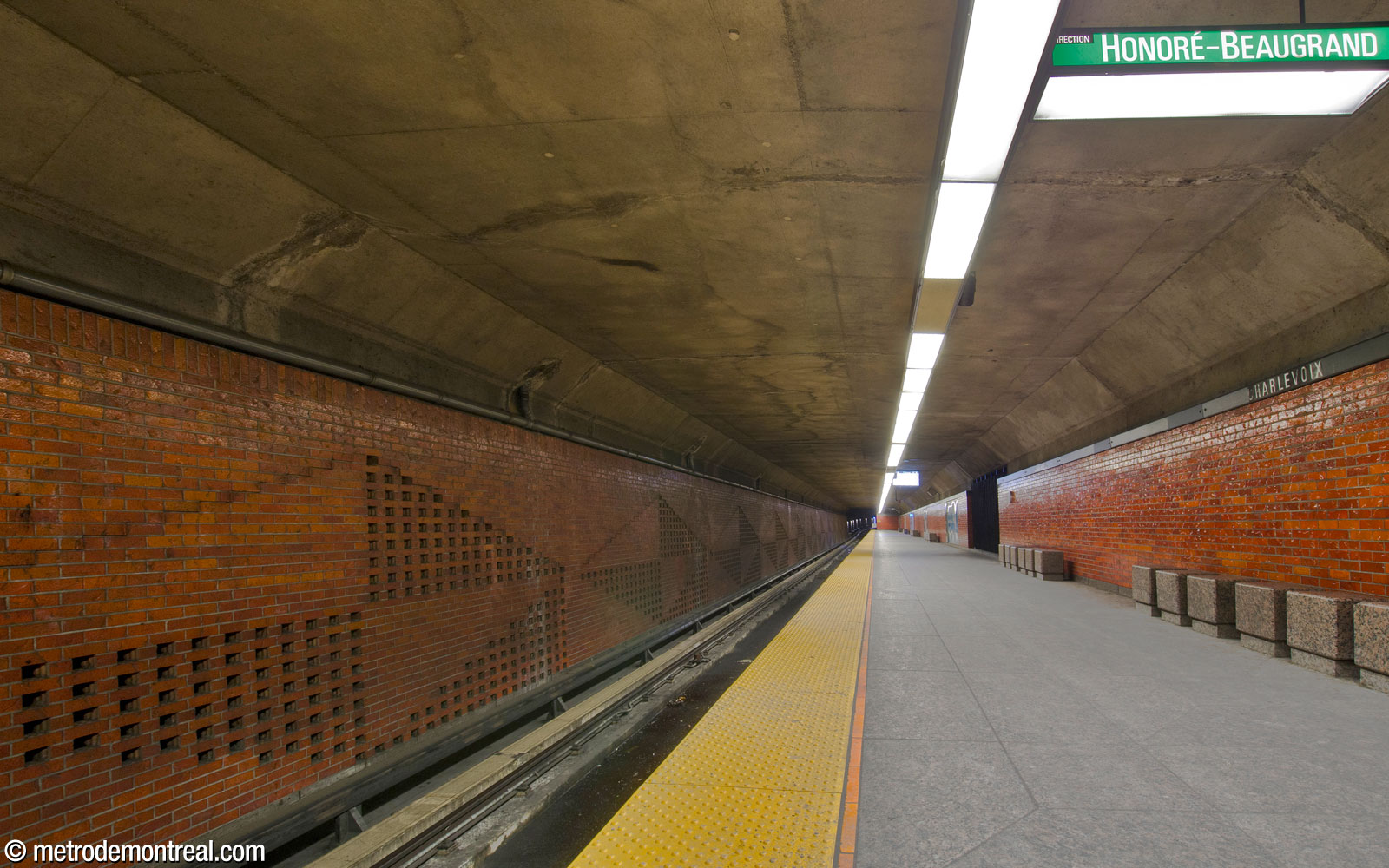 The Honoré-Beaugrand platform. The flat ceiling shows this is the lower of the two platforms. At right is a grille covering the mouth of the ventilation shaft.