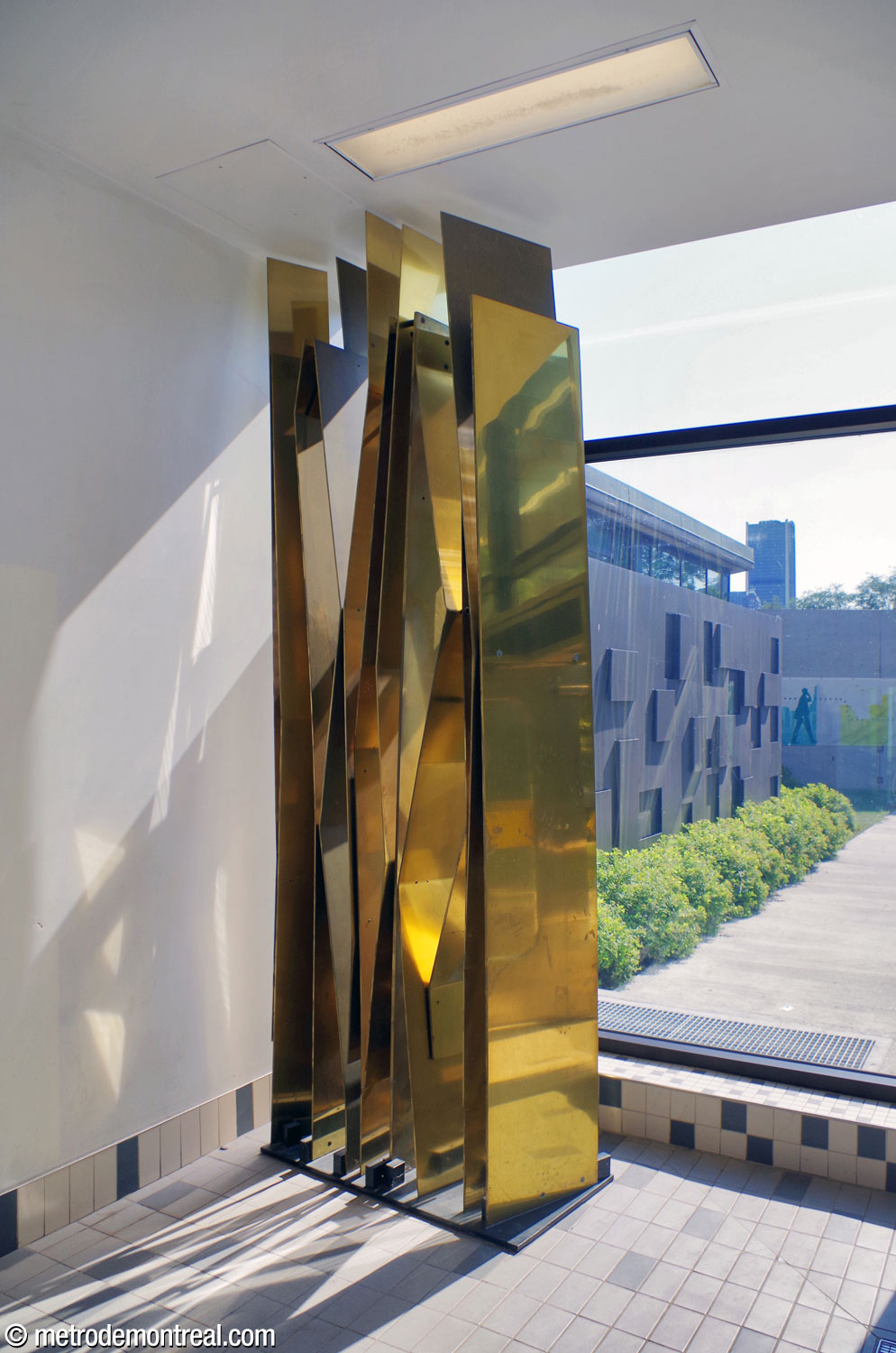 Jacques Bilodeau's sculpture Un solide, in the southwest corner of the headhouse extension.