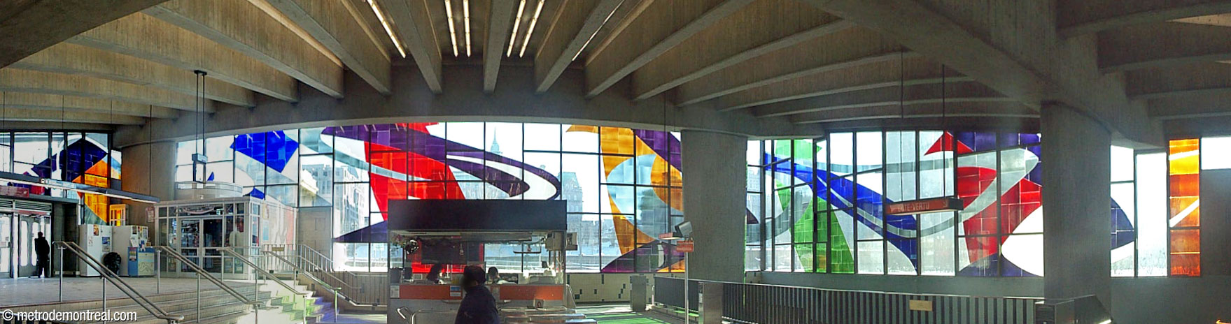 Panorama of the ticket hall in 2002, prior to the installation of elevators and related modifications in 2014. The ticket booth and gateline were previously located at the lower level of the ticket hall; the upper level was extended westward to accommodate the elevators, and therefore the gateline, at street level.