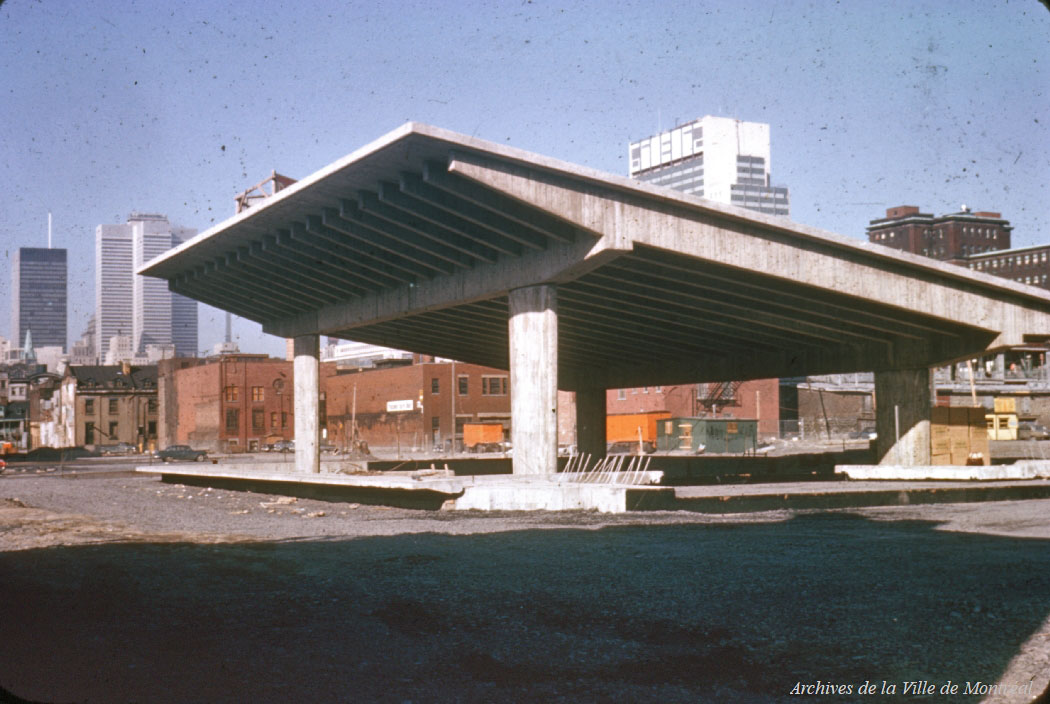 The headhouse roof and columns under construction.