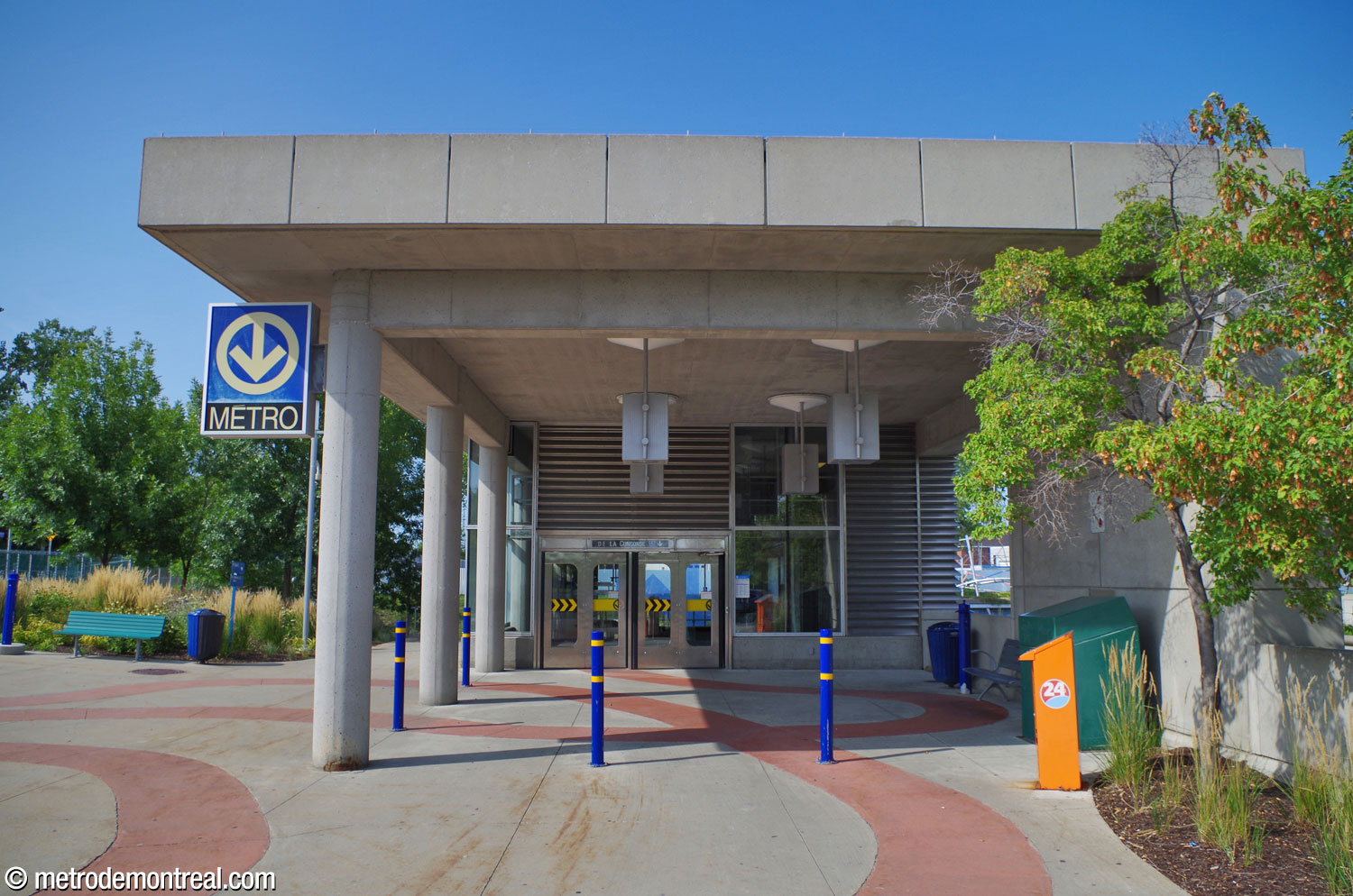 The upper level of the headhouse emerges adjacent to the train station platform, at the level of the drop-off loop, parking lot, and terrace. The roof extends quite a distance out from the building, creating a deep overhang that offers shelter for passengers waiting for trains.