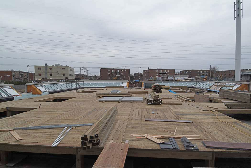 Construction of the terrace on the roof of the main volume.