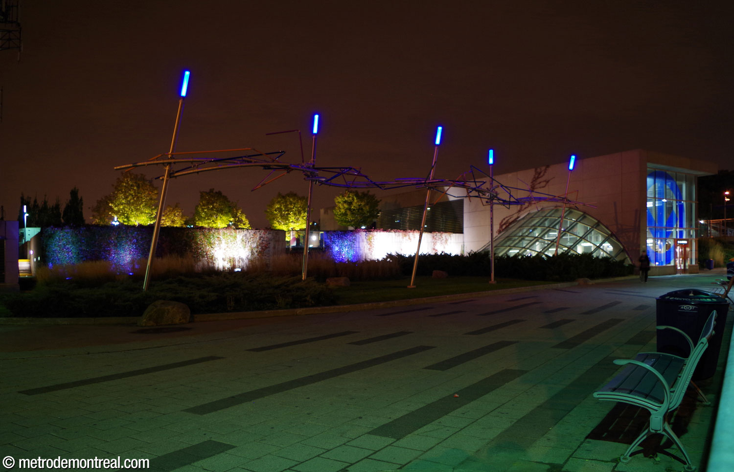 Night view of the lighting surrounding the sculpture Nos allers-retours by Yves Gendreau.
