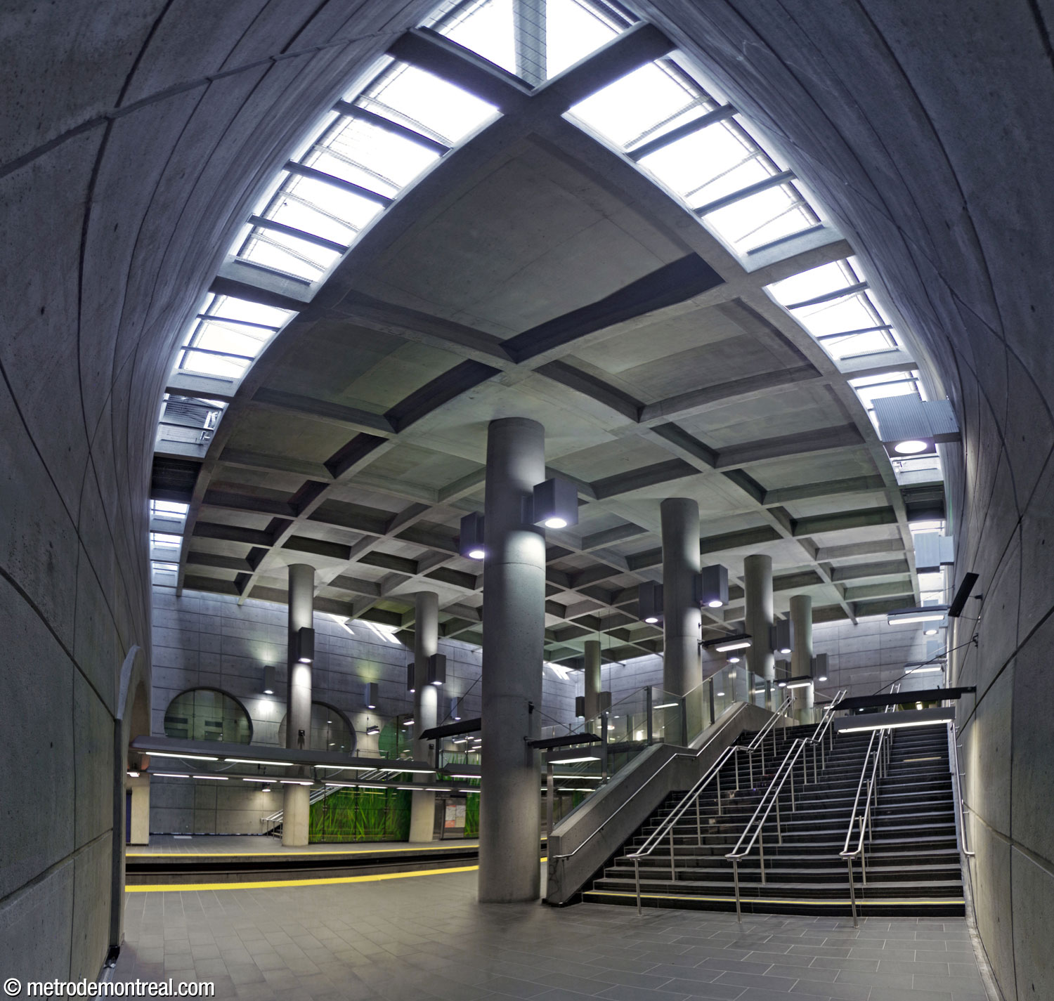 Wide-angle view of the volume from one of its corners on the Côte-Vertu platform, emphasizing the skylights around the whole perimeter of the space, and the pillars supporting the coffered ceiling.