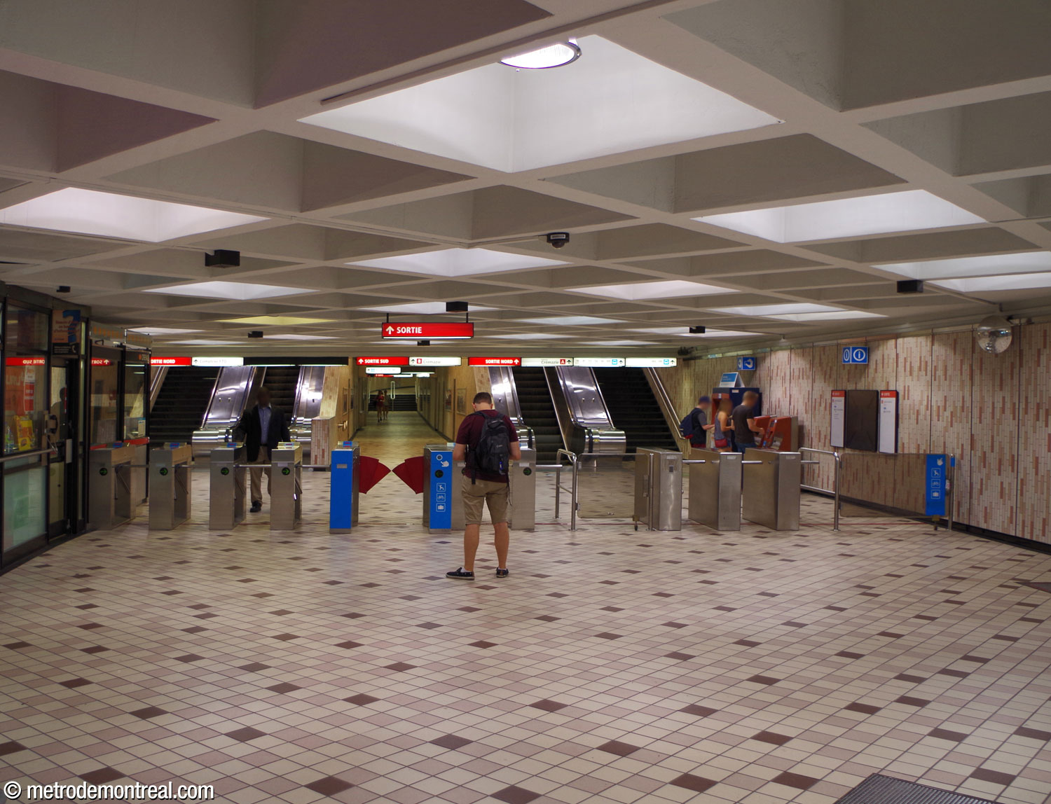 La salle de contrôle occupe un sous-sol au plafond bas, situé sous l'accès Crémazie Nord. Les escaliers principaux vers les quais se trouvent derrière le photographe. Au-delà des tourniquets, deux escaliers montent vers la sortie Crémazie Nord; entre eux, un tunnel mène vers l'accès Crémazie Sud.